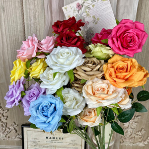 Artisanat, roses artificielles à trois têtes, fleurs en soie, décorations de mariage réalistes - Product Image 1