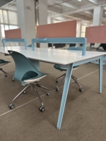 Table de bureau moderne 4 places, bureau de conférence pour salle de réunion, poste de travail spacieux et confortable, structure en métal