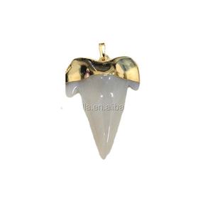 Pendentif en agate plaqué or PM15910, <span class=keywords><strong>dent</strong></span> <span class=keywords><strong>de</strong></span> requin blanc laiteux, pierre précieuse, <span class=keywords><strong>bijoux</strong></span> - Product Image 1