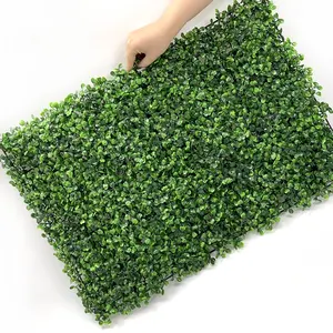 16x24 ''พลาสติกFaux Topiary Boxwood Grass Matแผงประดิษฐ์ความเป็นส่วนตัวปลูกป่านสีเขียวผนังสําหรับสวนแนวตั้ง