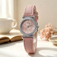 Montre-bracelet élégante pour femme, style européen vintage, boîtier rond en cuir, motif clé grecque, lunette dorée, mouvement à quartz, décontractée et habillée