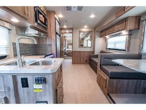 Camping-car de luxe Odyssey 30Z 2023 d'occasion ENTEGRA COACH Euro 5 Emission Capacité 4-6 passagers Four à micro-ondes Sol en acrylique blanc - Product Image 4