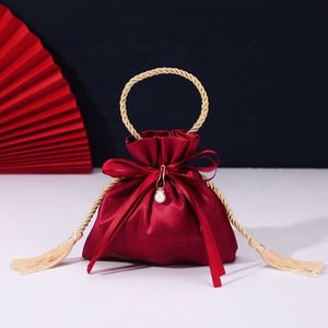 Pochette à bonbons en satin rouge avec cordon de serrage pour décoration de mariage et sac cadeau - Product Image 5