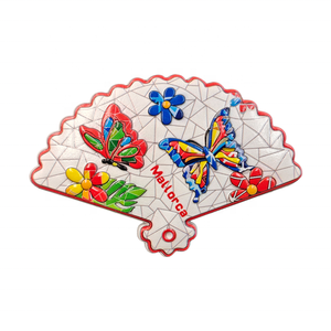 Imán de Resina con Forma de Abanico de Mallorca, Diseño de Mosaico de Mariposas y Lagartos Coloridos, Recuerdo de Viaje Español - Product Image 2