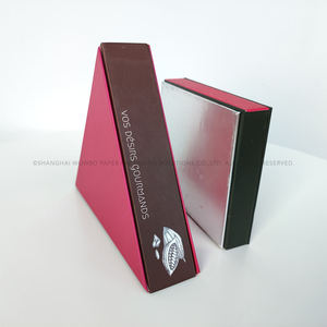 Boîte cadeau rigide en papier de forme triangulaire unique personnalisée avec couvercle imprimé sur mesure et diviseurs internes pour chocolats ou bonbons gastronomiques - Product Image 3