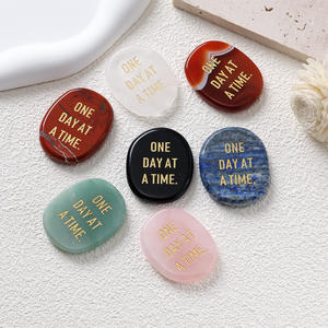 Piedra Semipreciosa de Ágata Natural Facetada Ovalada de 8mm Tallada 'Un Día a la Vez' en Forma de Palma, Piedra Calmante y Curativa - Product Image 1