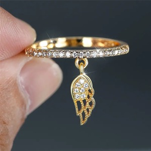 Anello con Ciondolo a Forma di Piuma per Donne, Elegante Gioiello da Dito alla Moda - Product Image 2