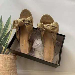 Chaussures de mariage dorées pour femmes, à bout ouvert, talons épais, motif camouflage, dessus en satin respirant, talons hauts confortables pour mariage - Product Image 3