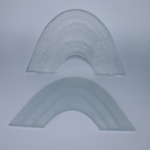 Plaque de verre décorative courbée sur mesure avec texture givrée et bulleuse, verre artistique pour hôtels, bâtiments commerciaux et décoration murale - Product Image 1