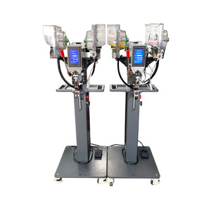 Machine à coudre industrielle semi-automatique pour la pose de boutons-pression, avec housse et grande boucle blanche en forme de cœur, pour vêtements de fabrication - Product Image 1