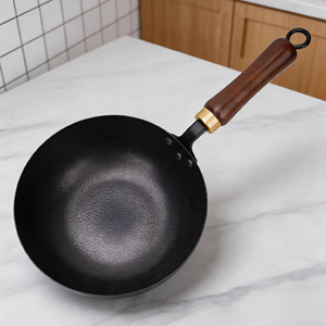 Wok de hierro forjado de 24 cm, duradero, resistente a los arañazos, con conducción de calor uniforme y rápida, no se adhiere fácilmente, disponible en stock. - Product Image 1