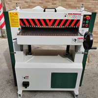 Machine à raboter le bois pour l'usinage des panneaux en atelier de menuiserie, d'assemblage de meubles et de menuiserie industrielle