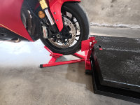 Soporte de exhibición duradero para motocicletas, ideal para salas de exhibición, estacionamiento y almacenamiento profesional de motos.
