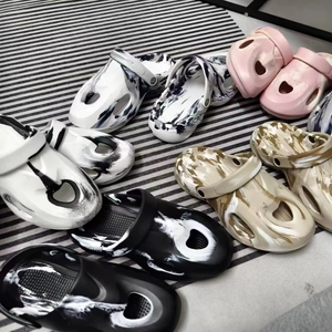 DERAN OEM Logo personnalisé Chaussures de plage de <span class=keywords><strong>jardin</strong></span> en EVA pour hommes avec lumière à bout fermé Semelle intérieure antidérapante <span class=keywords><strong>Sabots</strong></span> d'écho - Product Image 3