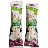 Crème glacée au lait crémeuse avec raisins, saveur fruitée, texture riche et onctueuse en sachet pour supermarché