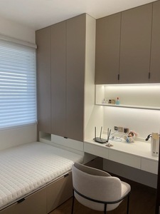 서비스 아파트용 디스플레이 캐비닛과 스마트 조명 시스템이 있는 침실 옷장 - Product Image 2