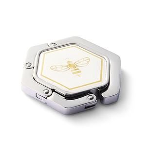 Gancho de Mesa Portátil Hexagonal Único y Moderno para Bolsos, Plegable, Metálico - Product Image 2