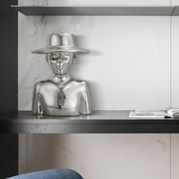 Lampe de table en résine moderne et créative avec sculpture de personnage en chapeau, lampe de lecture simple pour la chambre à coucher, décoration artistique pour la maison