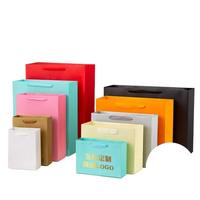 Sac de shopping en carton de luxe avec logo personnalisé, poignée en ruban, laminage, recyclable, emballage cadeau en kraft pour boutique de détail, épicerie