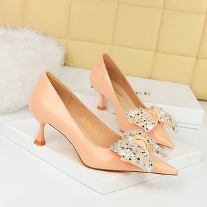 Chaussures élégantes à talons hauts pour femmes avec design coupe de vin, bouche peu profonde, bout pointu, nœud en strass, talons fins et plats pour banquets - Product Image 5