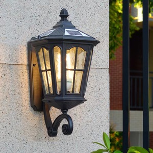 Lampe LED murale extérieure en alliage d'aluminium avec diffuseur en verre trempé, alimentée par énergie solaire, lumière blanc chaud 3500K, garantie 10 ans - Product Image 3