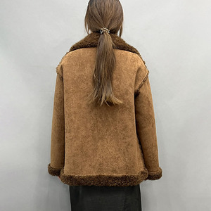 Manteau en daim double boutonnage personnalisé de luxe, chaud et de haute qualité, avec doublure en <span class=keywords><strong>fausse</strong></span> <span class=keywords><strong>fourrure</strong></span> <span class=keywords><strong>courte</strong></span>, col à revers, pour <span class=keywords><strong>femme</strong></span>, style <span class=keywords><strong>fausse</strong></span> peau de mouton - Product Image 3