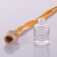 Fabricant de bouteilles en verre Bouteille de diffuseur d'arôme de voiture suspendue en bois Bouteille de parfum de voiture réutilisable de 8ml avec boîte