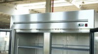 Vitrine réfrigérée verticale en acier inoxydable avec portes vitrées doubles, sans givre et contrôle numérique, pour usage commercial