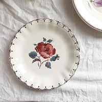Assiettes en céramique à motifs floraux rétro, assiette en porcelaine vintage à motif de rose dessiné à la main, bord ondulé, style Ins, assiette à dîner et à dessert pour la décoration de la maison