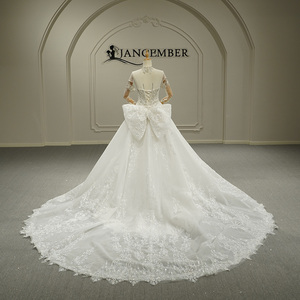 Vestido de Novia Moderno Estilo Sirena con Cristales y Cola Larga, Modelo GT26048, con Flores y Encaje - Product Image 4