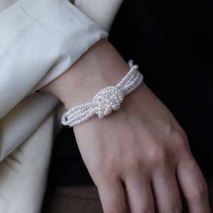 Pulsera de Perlas de Agua Dulce Multicapa con Nudos para Mujer, Brazalete de Perlas Apiladas - Product Image 1