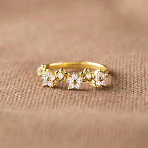 Anello T0740 con Grappolo di Fiori, Anello di Fidanzamento da Donna con Zirconia Cubica Creata in Laboratorio e Incastonatura a Pavé - Product Image 1