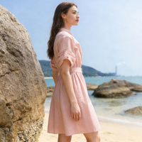 Robe chemise rose ceinturée pour femme, manches retroussables, ourlet en dentelle à œillets, tissu texturé à pois, robe midi pour les vacances d'été