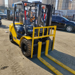 מלגזה משומשת מדגם קומטסו <span class=keywords><strong>FD30</strong></span>, 3-3.5 טון, מיובאת, דיזל, עם הנעה כפולה ותורן תלת-שלבי, ממכירה ישירה בשנחאי. - Product Image 3