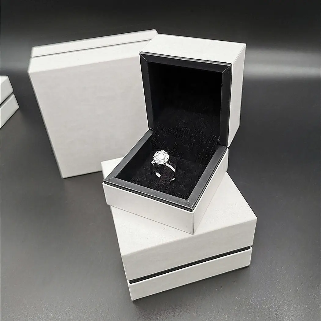 Kotak Cincin Kustom Pabrik dengan Beludru Di Dalam Panas Dicap atau Sutra Cetak Logo Perhiasan Kotak Putih Permata