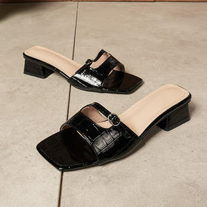 <span class=keywords><strong>Sandalias</strong></span> Planas de Punta Cuadrada para Mujer, Novedad 2026, Tacón Grueso, Moda para Exteriores, Cuero Patentado, Chanclas con Punta Descubierta, Venta al por Mayor - Product Image 1
