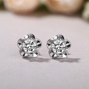 Pendientes de flor de oro blanco con diamantes de imitación de cristal, rellenos de oro de 18 quilates para mujer, uso diario, diseño clásico - Product Image 4