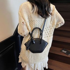 Bolso de mano pequeño de alta gama para mujer, bolso de hombro moderno de PU con cierre de cremallera resistente al agua y duradero. - Product Image 4