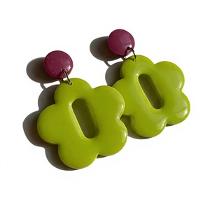 Boucles d'oreilles créoles en résine acrylique de qualité supérieure, motif fleur mignon, classiques, bleues et roses, bijoux faits à la main pour femme, mariage - Product Image 2