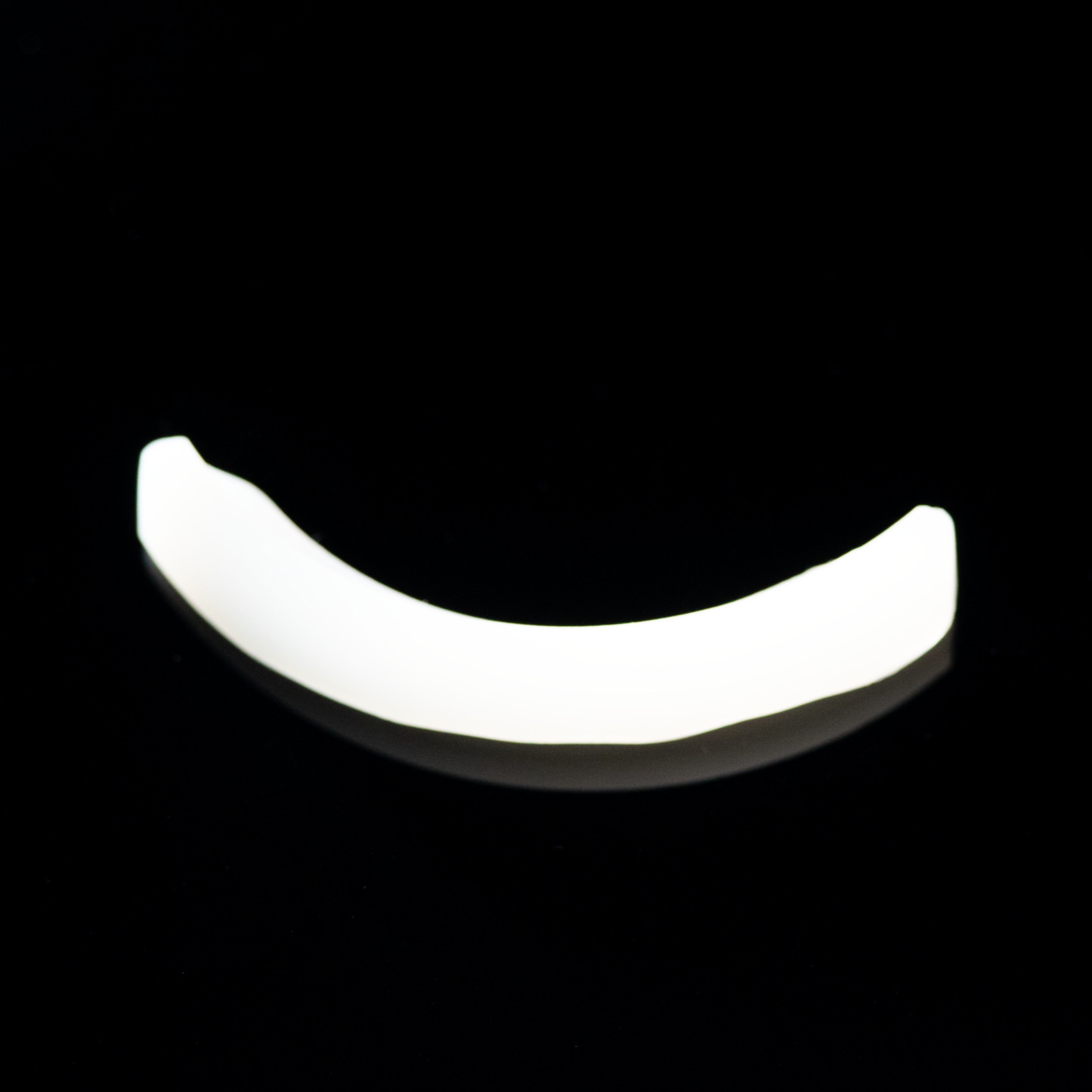 Ocho dientes (más grandes en la parte superior)