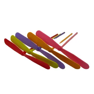 Dezelfde Kleur Vliegende Pijlen Plastic Propeller Baby Kids Outdoor Speelgoedtraditie Klassiek Nostalgisch Speelgoed Bamboe Libel