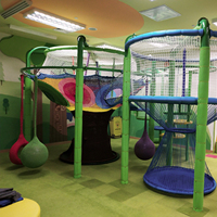 Arbre arc-en-ciel en corde de nylon tissé pour les aires de jeux pour enfants décoration de parc d'attractions commercial à la maison et à l'intérieur d'une capacité de plus de 500kg