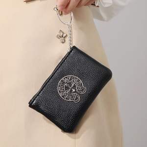 กระเป๋าสตางค์หนัง PU หรูหรา แบบซิป กันน้ำ ขนาดเล็ก สำหรับทุกเพศ ทันสมัย สะพายข้าง พกพาสะดวก ใส่เหรียญและธนบัตร พร้อมจี้ห้อยแฟชั่น - Product Image 5