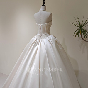 LY134 Robe de mariée moderne et élégante, coupe princesse, à col bateau, avec volants, appliques florales et cristaux, ceinture et traîne chapelle - Product Image 4
