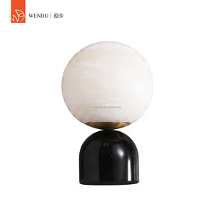 Lámpara de Mesa Moderna de Alabastro Español con Base de Latón Cálido para Hotel, Villa o Salón - Product Image 1