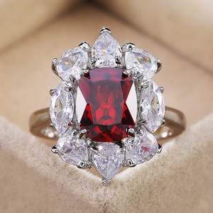 Anello a Forma di Fiore F567 con Zircone Taglio Smeraldo, Gioiello in Lega per Fidanzamento Femminile - Product Image 1
