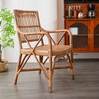 Chaise de salle à manger avec accoudoirs, support en X stable, structure en rotin naturel, chaise de loisirs respirante, design moderne européen, chambre à coucher, hôtel, complexe hôtelier