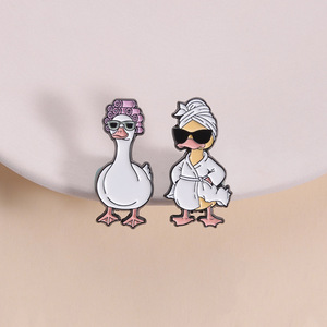 Spilla smaltata a forma di oca riccia con vestaglia e occhiali da sole, stile simpatico, distintivo da risvolto per zaino, gioiello divertente, regalo per coppia - Product Image 3
