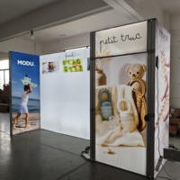 Stand d'exposition modulaire SEG en tissu tendu avec boîte à lumière LED pour l'image de marque des produits pour tout-petits - Expo de fournitures pour crèches