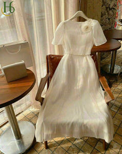 Robe longue en mousseline tissée du Vietnam, col rond, manches courtes, appliques florales, teinte unie, décontractée, élégante, légère et respirante - Product Image 1